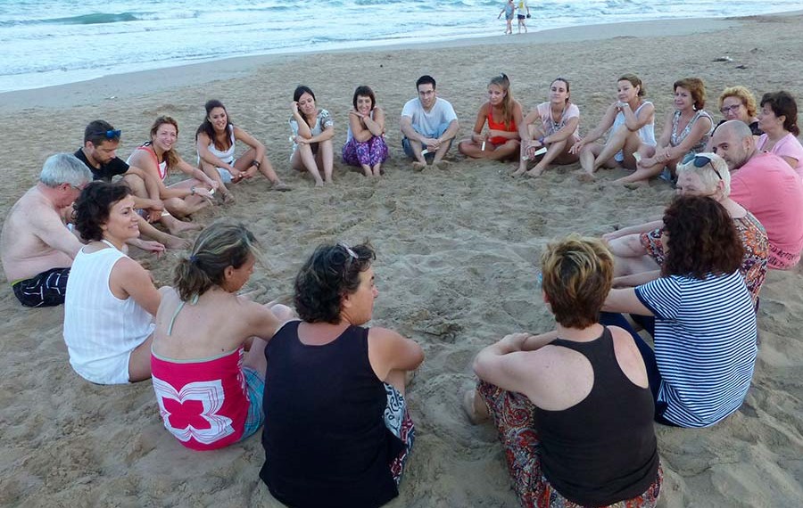 risoterapiaplaya 900x570 - Risoterapia en las playas de Barcelona